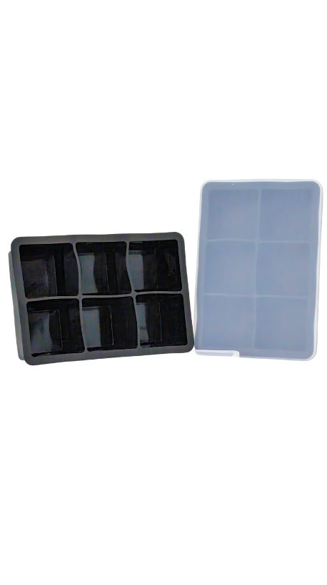 Eine schwarze Eiswürfelform mit sechs Fächern, daneben ein transparenter, quadratischer Deckel, der ebenfalls für sechs Eiswürfel ausgelegt ist. Die Form und der Deckel sind aus flexiblem Material.